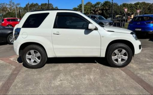 2017 White Suzuki Grand Vitara 7