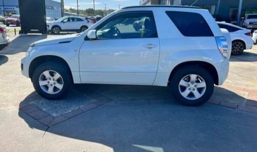 White Suzuki Grand Vitara 8