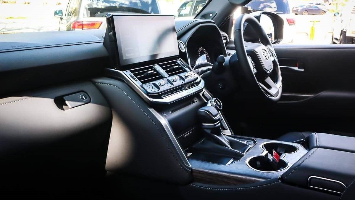 2025 Toyota Landcruiser LC300 Sahara (4X4) 6 2025 Toyota Landcruiser LC300 Sahara (4X4) - Image 6